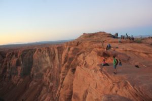 No rail cliff that people observes Horseshoe Bend