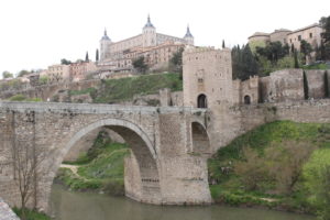 從Puerta De Alcantara遠望Alcázar of Toledo