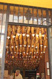 又是吊滿屋頂的jamon